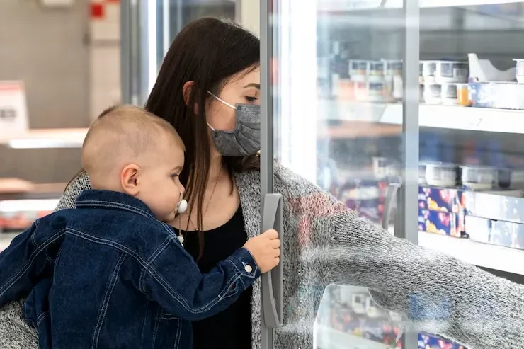 mujer-tiro-medio-compras-nino_23-2149445491